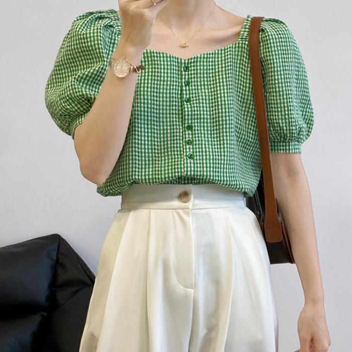 デートコーデにオススメのトップス襟もと(ハートネックブラウス)