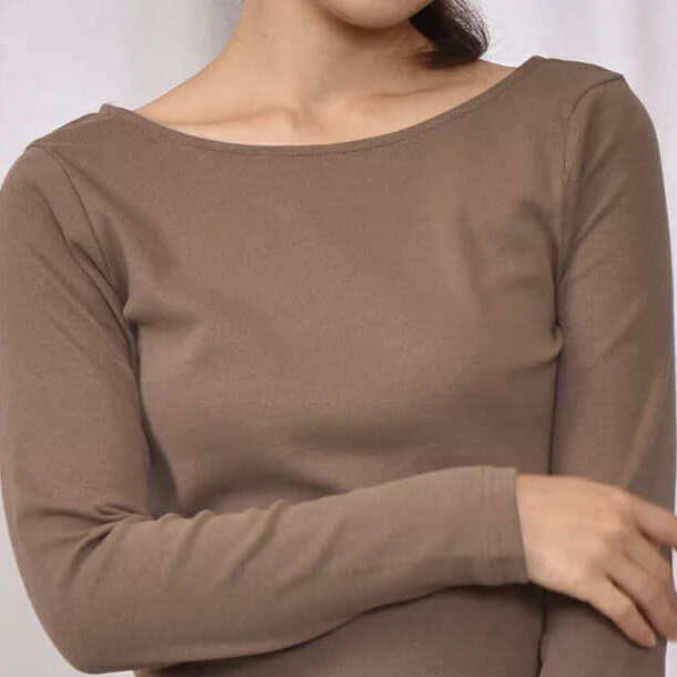 デートコーデにオススメのトップス襟もと(ポートネック)