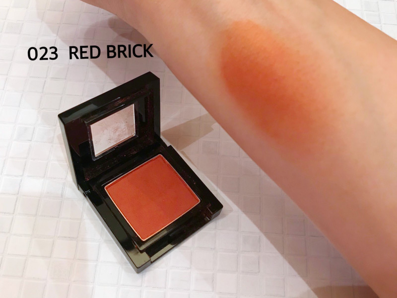 コーセーのアイシャドウ「シングルアイカラー」タッチアップ(023 RED BRICK)