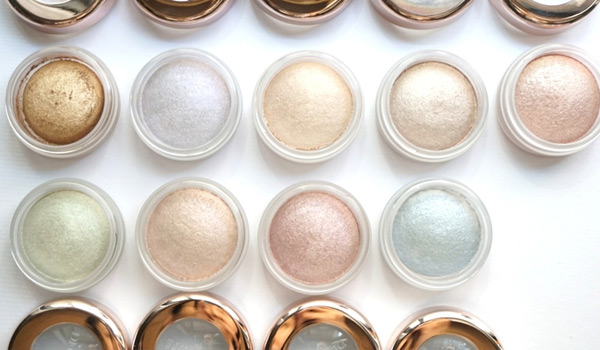 明るさをあたえるハイライトカラーのコスメデコルテのアイグロウ ジェム9色