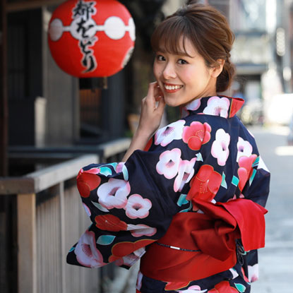 紺地に梅柄の夏恋浴衣の着用イメージ