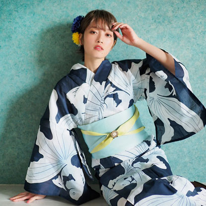 藍色地に泳ぐ金魚柄の洗練された知性溢れるモダンレトロ浴衣の着用イメージ