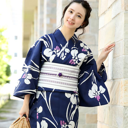 藍色に色づく菖蒲柄の高級変わり織り浴衣の着用イメージ