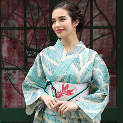 曲線柄と先染め綿麻素材がクールなレトロ風浴衣の着用イメージ