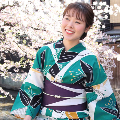 緑地にアクセントの蝶がステキな大人浴衣の着用イメージ