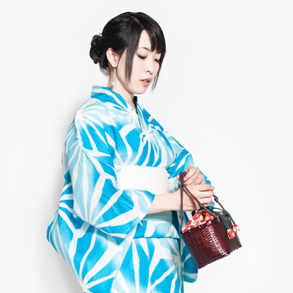 上品なぼかしが強さの中に軽やかさを演出する涼やかレトロ浴衣の着用イメージ