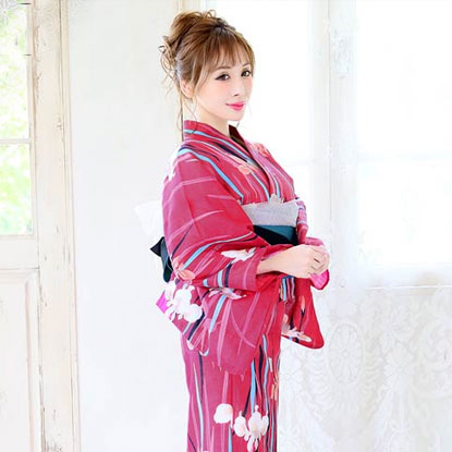 濃桃あやめ模様のレトロ風浴衣の着用イメージ