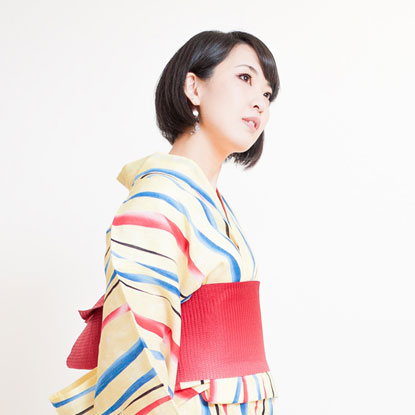 不規則な立涌が動きをつけるカラフルな涼しげ浴衣の着用イメージ