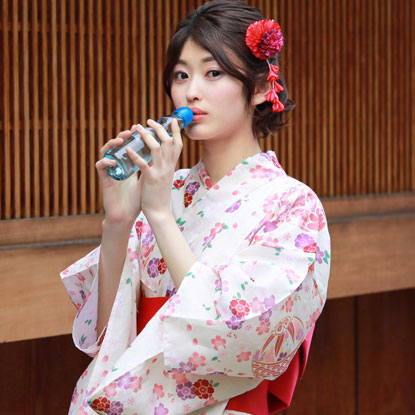 生成り地に鞠(マリ)と小桜柄の夏恋浴衣の着用イメージ