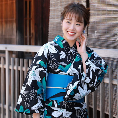 百合柄の大人シックな大正ロマン浴衣の着用イメージ