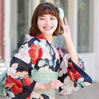 落ち着いた色合いの花柄が印象的な紅梅織(こうばいおり)浴衣の着用イメージ