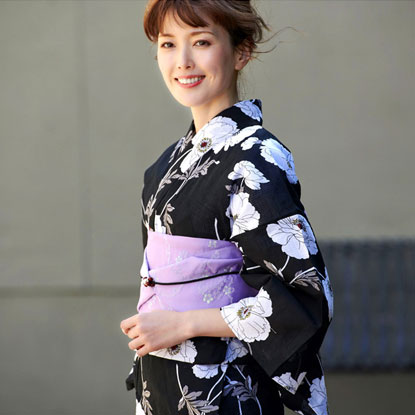 芥子(けし)の花柄が上品な今日老舗店の風情ある浴衣の着用イメージ