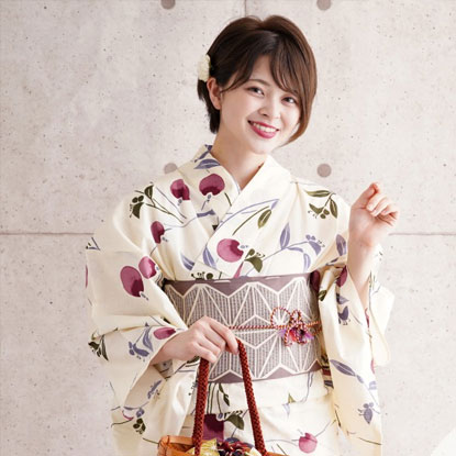 きなりに色づく赤紫の蛍のアンティーク浴衣の着用イメージ