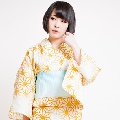 麻の葉柄にぷかぷか綿あめが浮かぶ涼しげ爽やか浴衣の着用イメージ