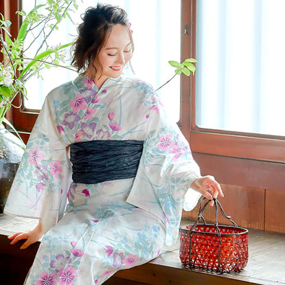 繊細なピンクの花柄で大人可愛い夏恋浴衣の着用イメージ