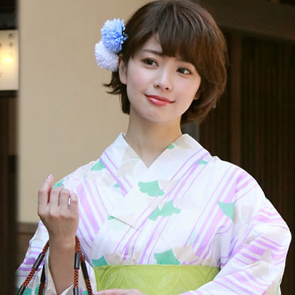 上品な雰囲気が漂う綿麻素材の大人チック浴衣の着用イメージ