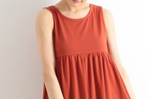 骨格ウェーブタイプがスタイルアップできる上重心のデザイン「胸下切り替え」