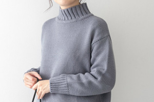 骨格ウェーブタイプがスタイルアップできる上重心のデザイン「ハイネック」